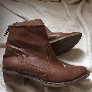 Super cute comfy brown booties